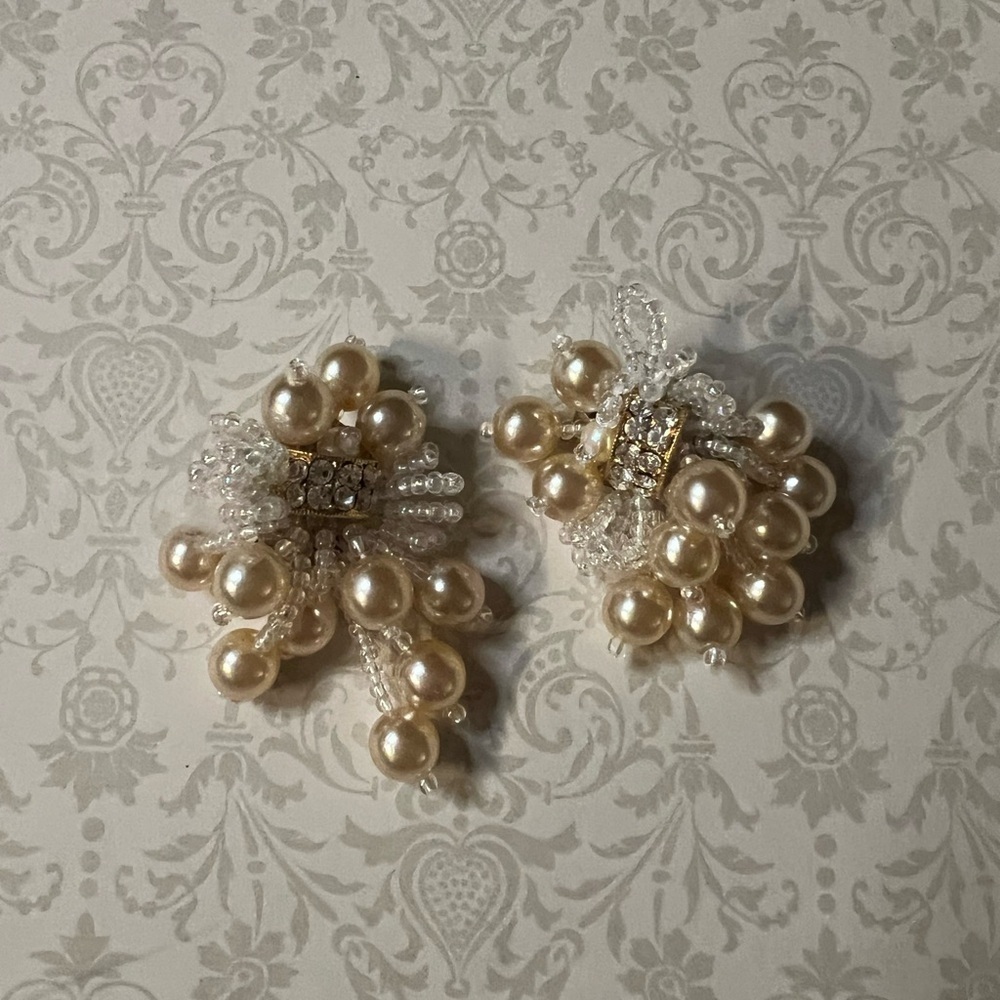 Vintage pearl earrings bundle. These are all CLIP ON EARRINGS. 5 pairs. EUC - Picture 6 of 7